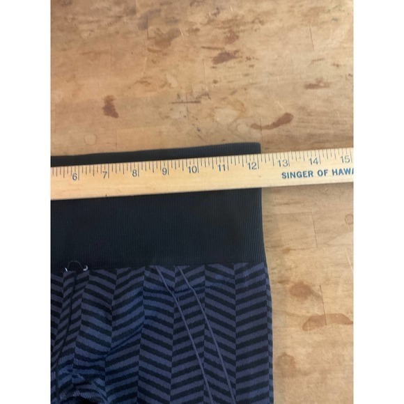 Lululemon Leggings Womens 6 In The Flow Crop Chevron - Picture 4 of 5